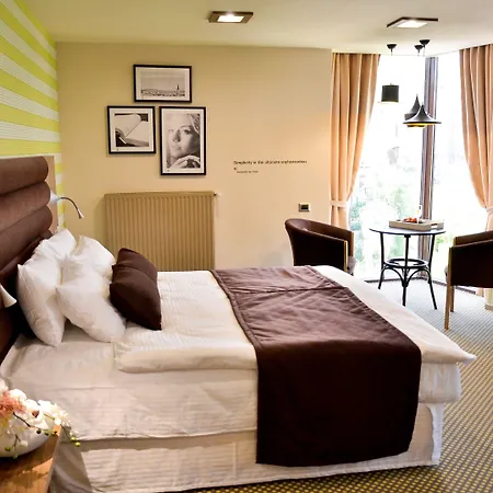 Hotel Capitolina Chic 3*