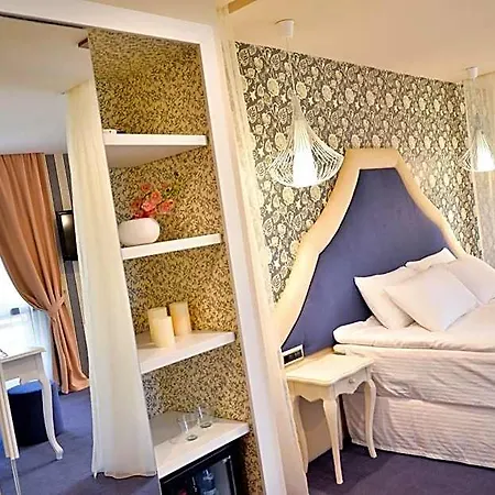 Capitolina Chic 3*