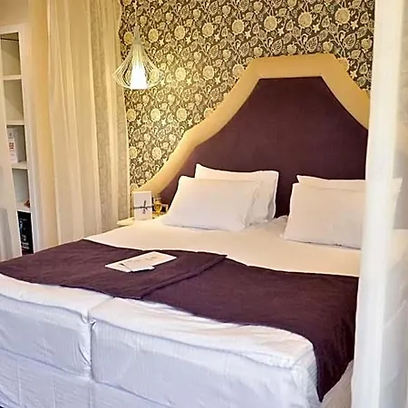 Capitolina Chic 3*